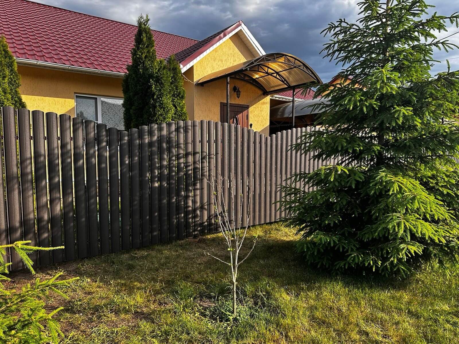 Забор из евроштакетника 37м RAL8019 Темный Шоколад МАТТЕ фото 4 в Коломне
