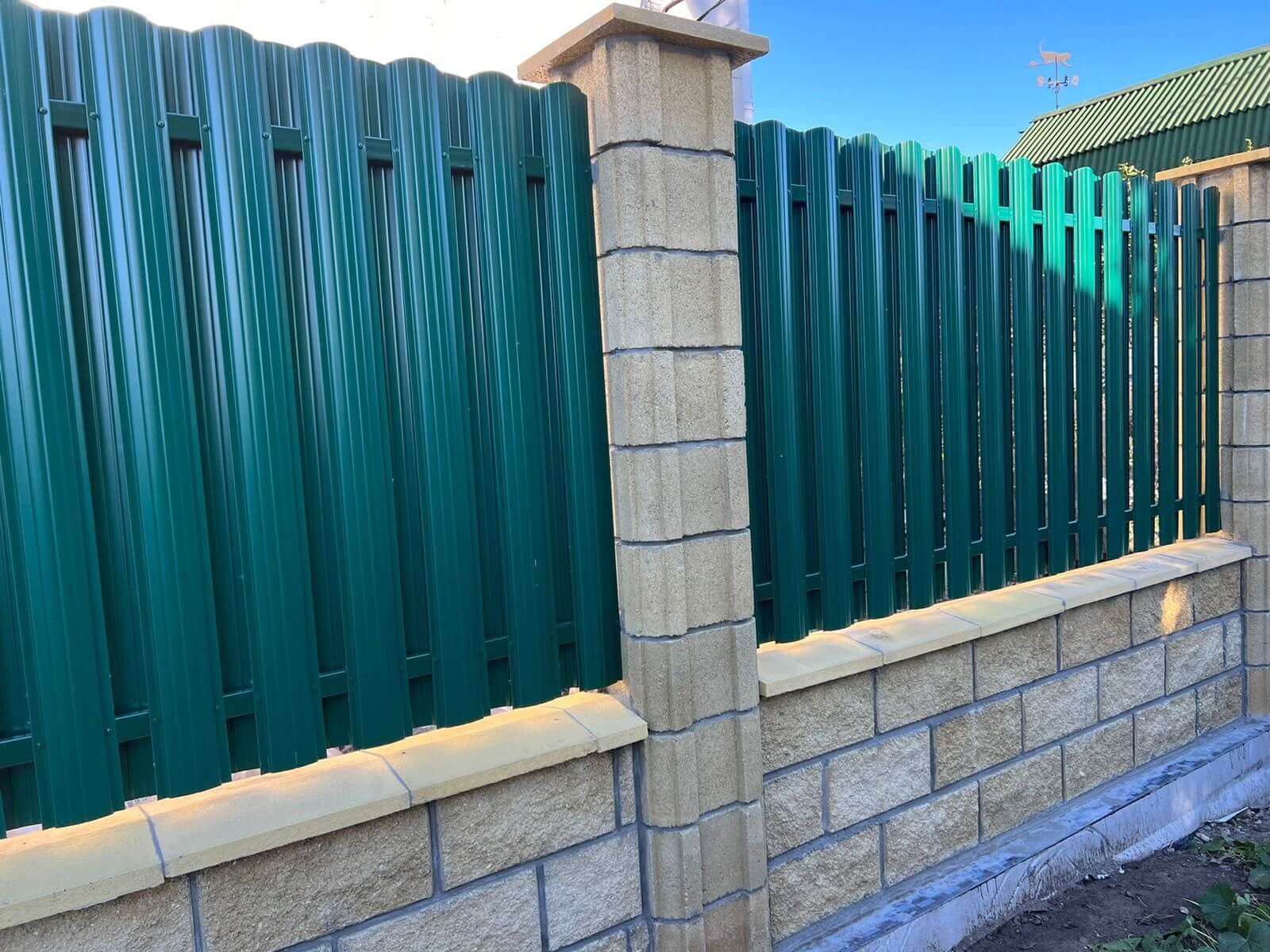 Забор из евроштакетника 22м RAL6005/6005 Зеленый Мох двусторонний фото 1 в Коломне