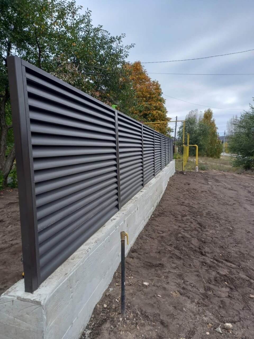 Забор из ламелей еврожалюзи 34м RAL8019/8019 Темный Шоколад двусторонний МАТТЕ фото 3 в Коломне