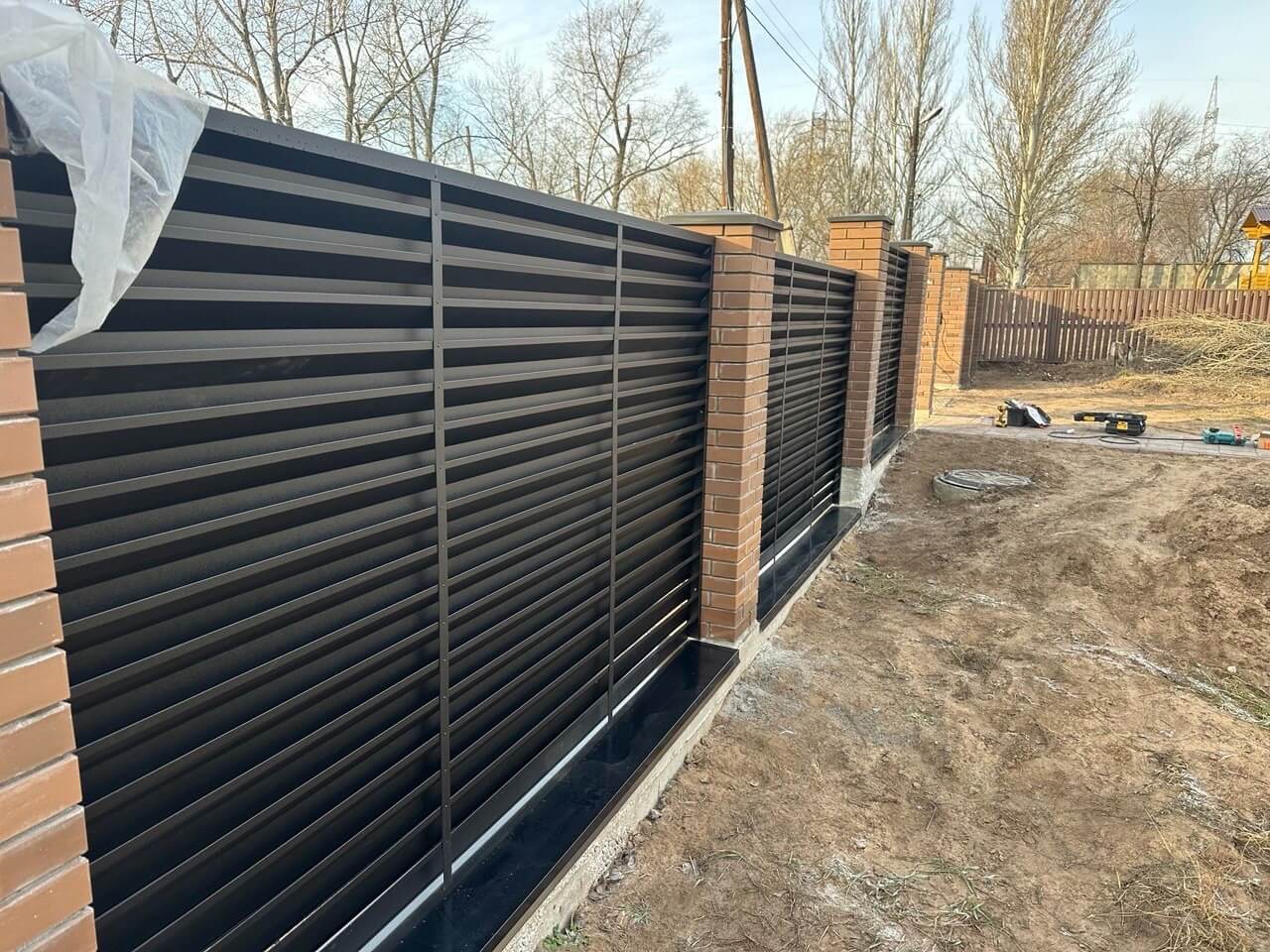Забор-жалюзи из ламелей Хай-Тек 16м RAL9005/9005 Черный двусторонний МАТТЕ фото 1 в Коломне