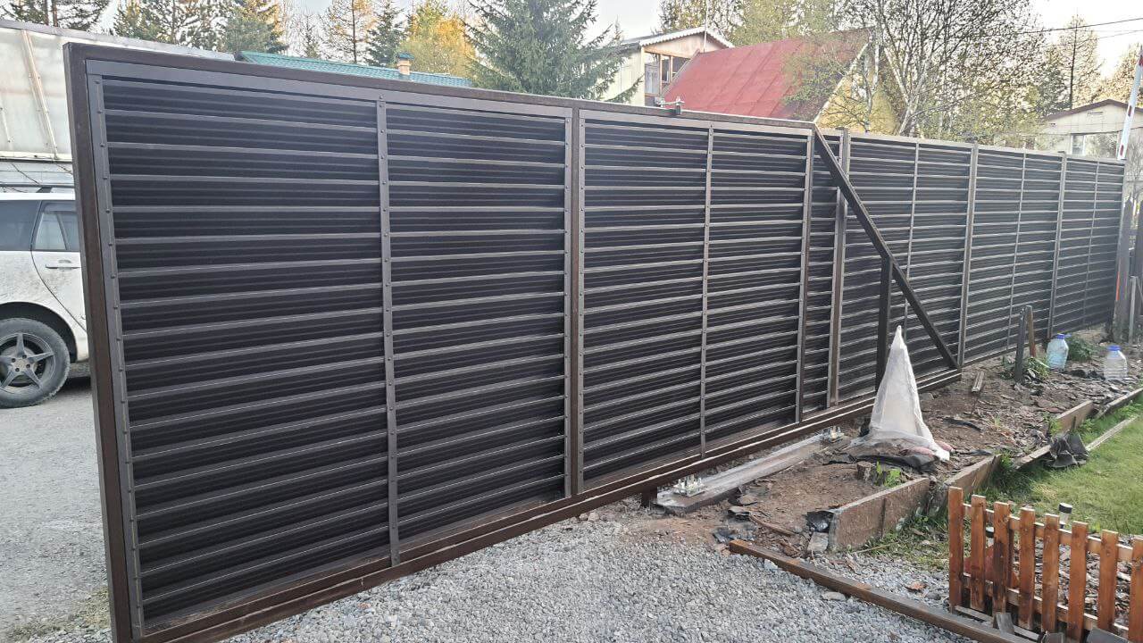 Забор-жалюзи из ламелей ЭКО-Z-US 12м RAL8019/8019 Темный Шоколад двусторонний МАТТЕ фото 1 в Коломне