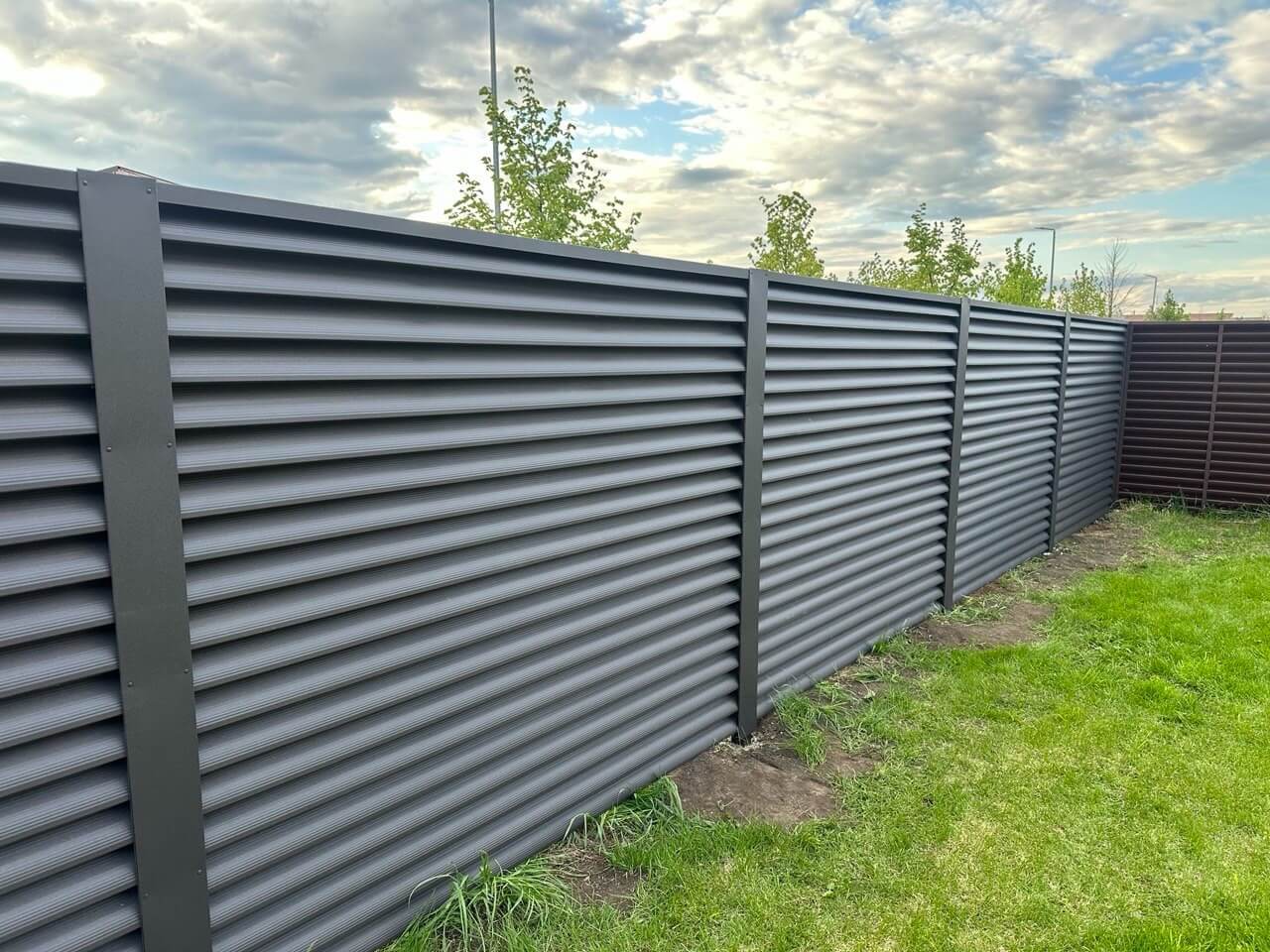 Забор из ламелей еврожалюзи 43м RAL8019/8019 Темный Шоколад двусторонний МАТТЕ фото 1 в Коломне
