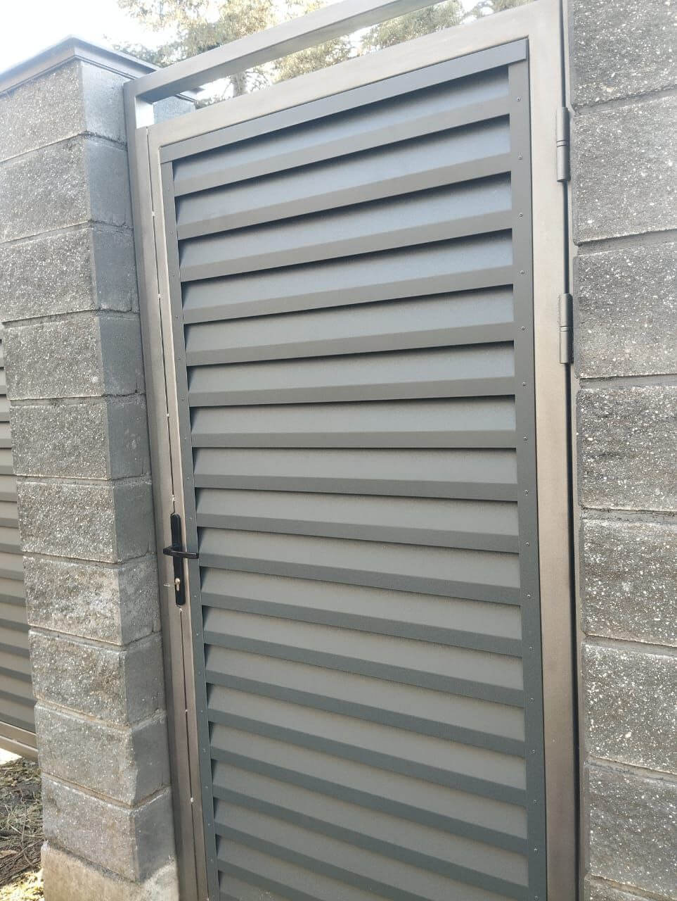 Откатные ворота с калиткой из ламелей Реснички RAL7024/7024 Серый Графит двусторонний МАТТЕ фото 2 в Коломне