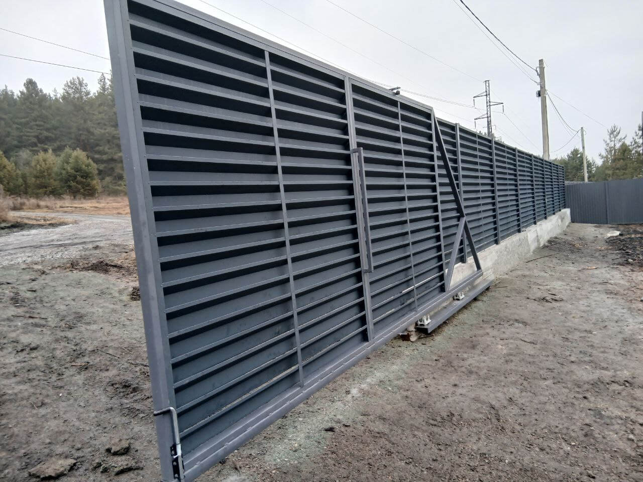 Забор-жалюзи из ламелей Хай-Тек 37м RAL7024/7024 Серый Графит двусторонний МАТТЕ фото 7 в Коломне