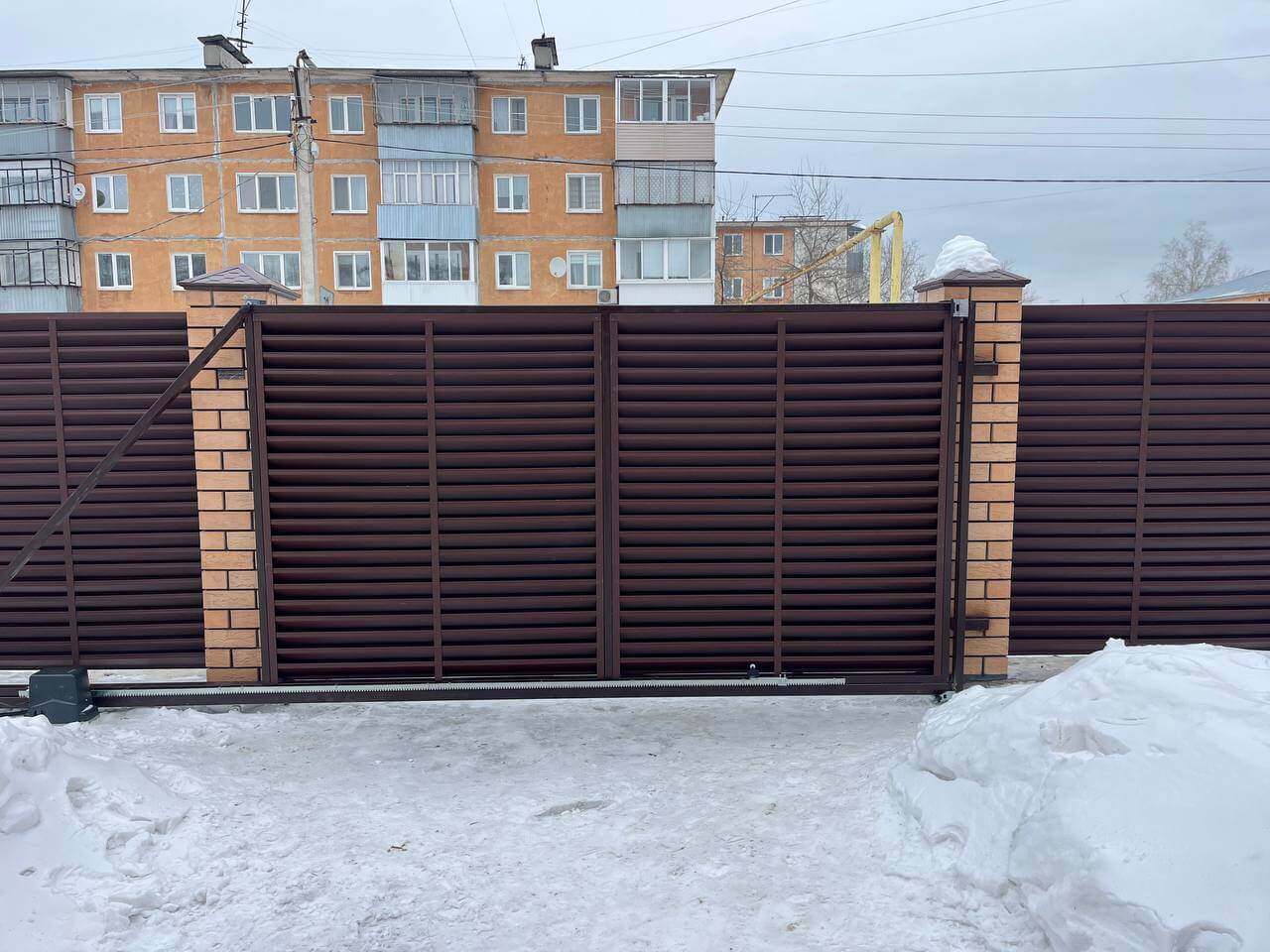 Забор-жалюзи из ламелей ЭКО-Z 87м RAL8017/8017 Шоколад двусторонний МАТТЕ фото 10 в Коломне