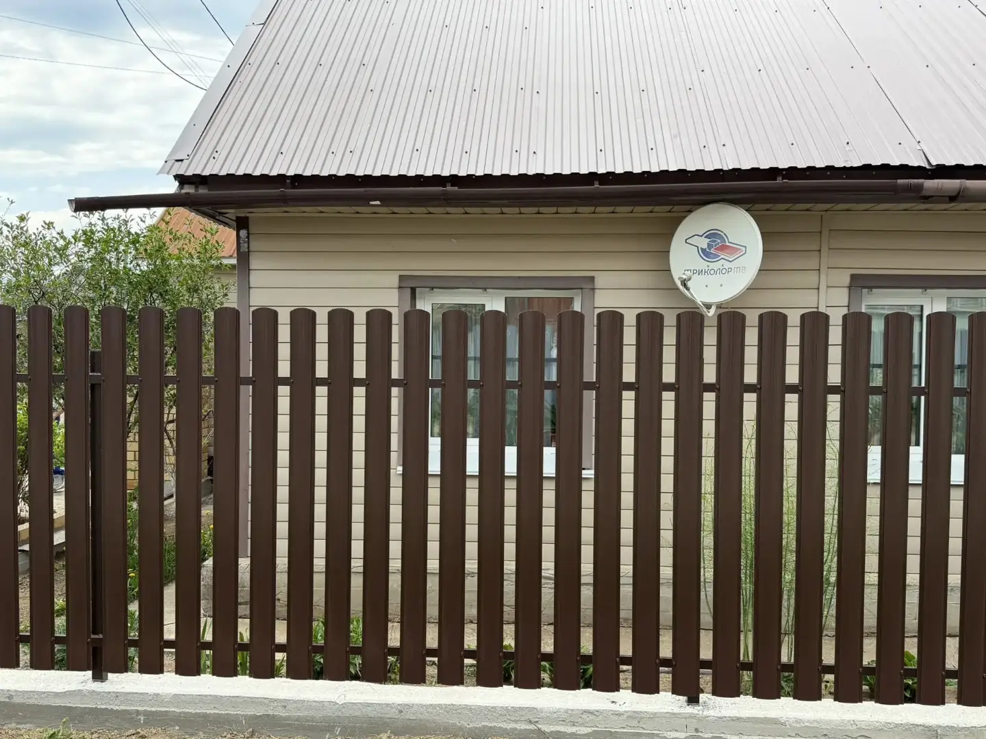 Комбинированный забор из ламелей ЭКО-Z-US и евроштакетника 18м RAL8017 Шоколад МАТТЕ, Полиэстер фото 3 в Коломне